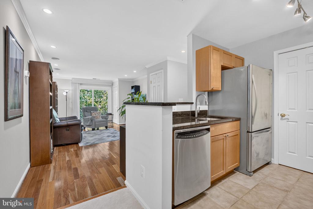2050 N CALVERT STREET Unit: 404
