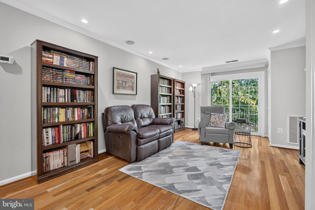 2050 N CALVERT STREET Unit: 404
