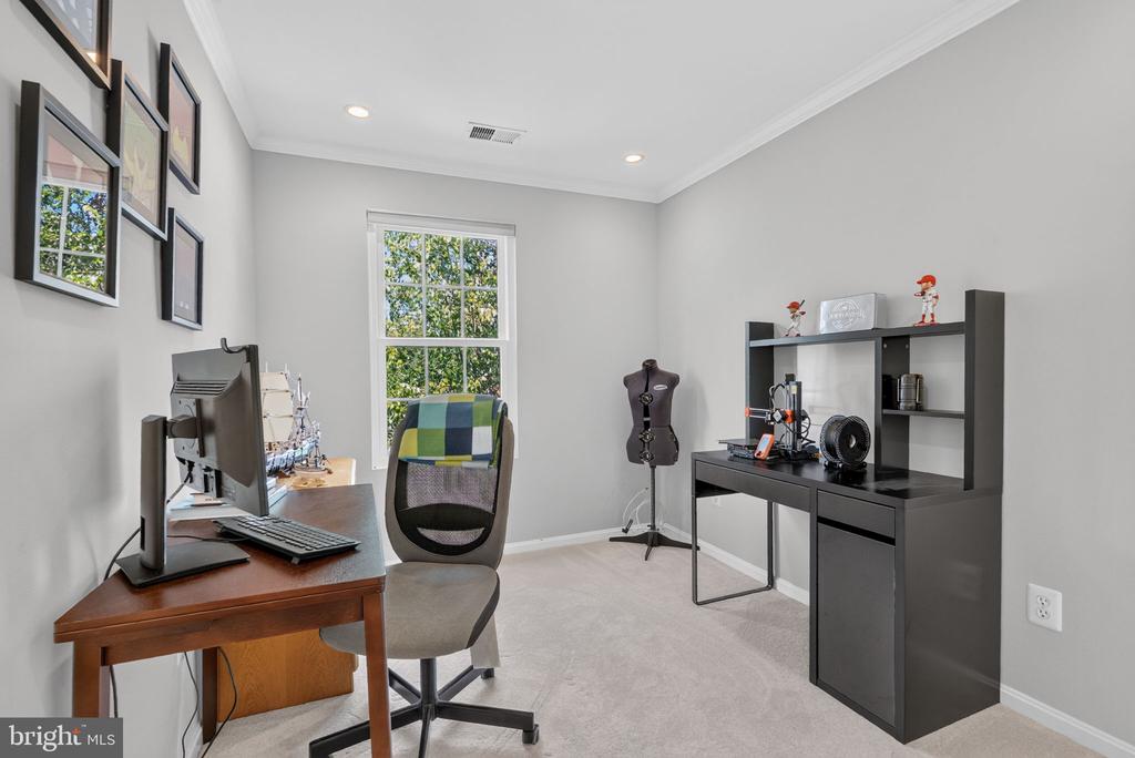 2050 N CALVERT STREET Unit: 404