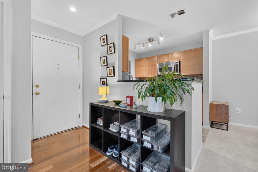 2050 N CALVERT STREET Unit: 404