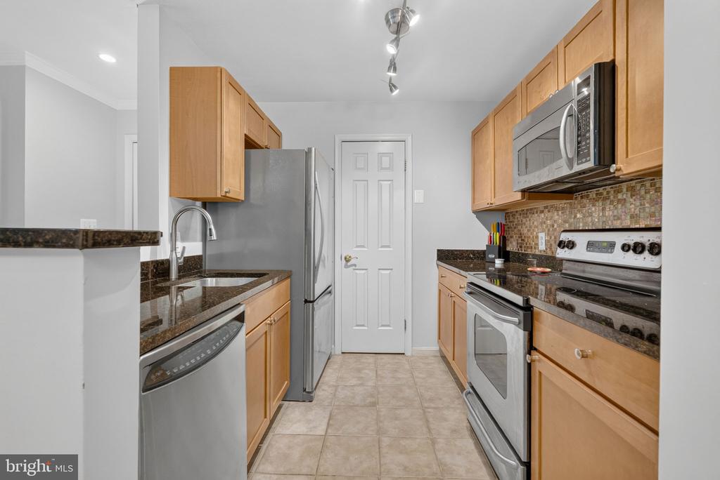 2050 N CALVERT STREET Unit: 404