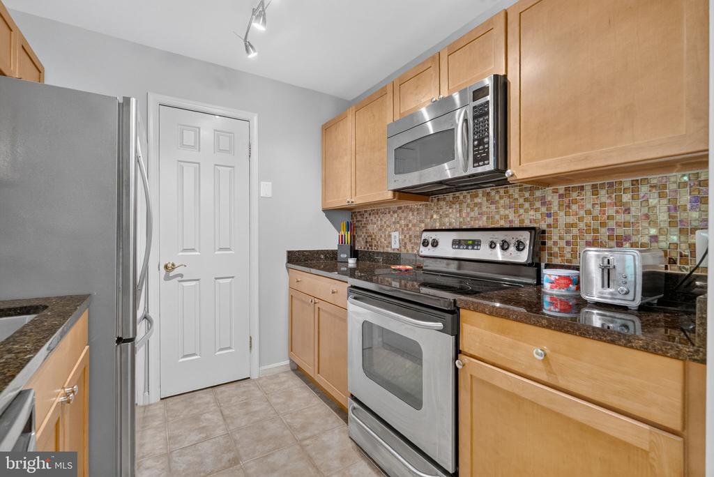 2050 N CALVERT STREET Unit: 404