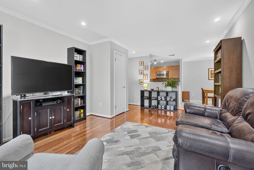 2050 N CALVERT STREET Unit: 404