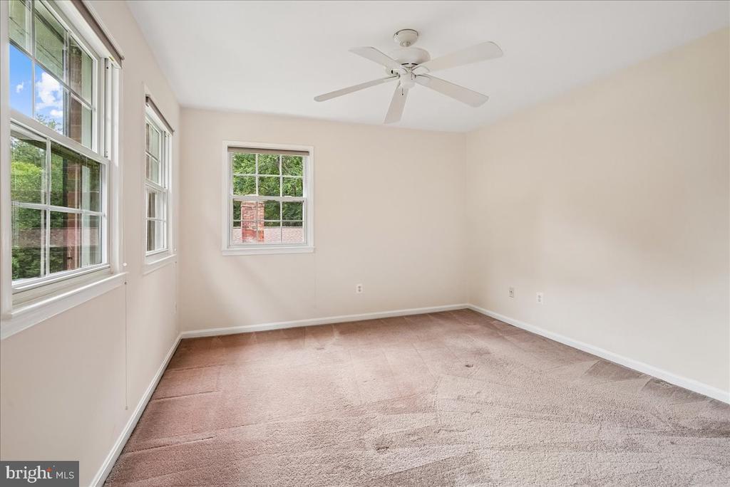 3215 AMBERLEY LANE