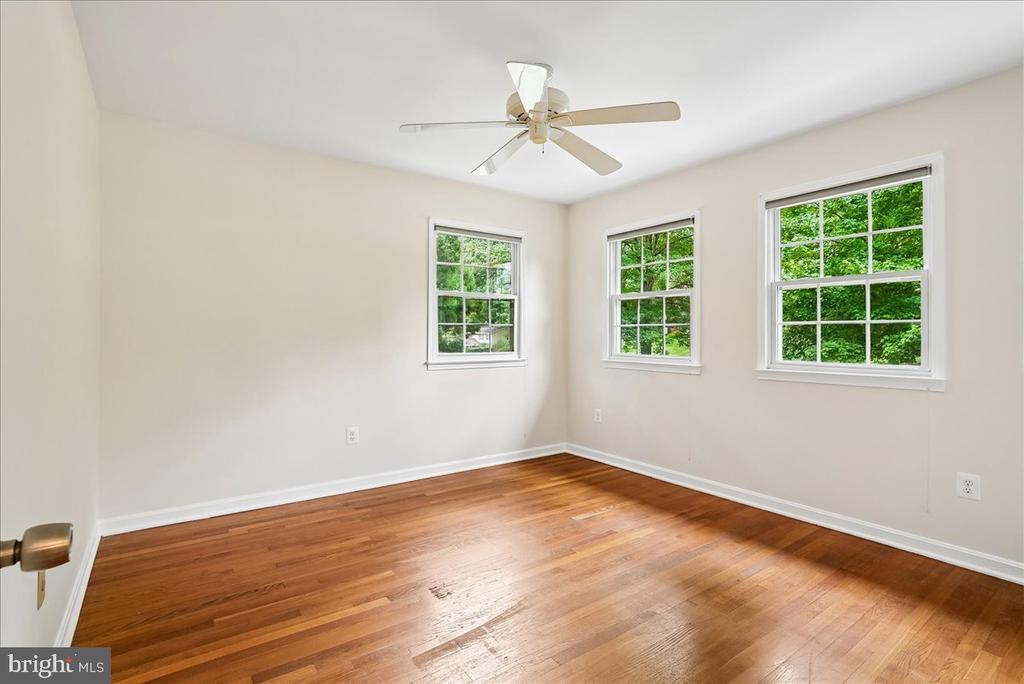 3215 AMBERLEY LANE
