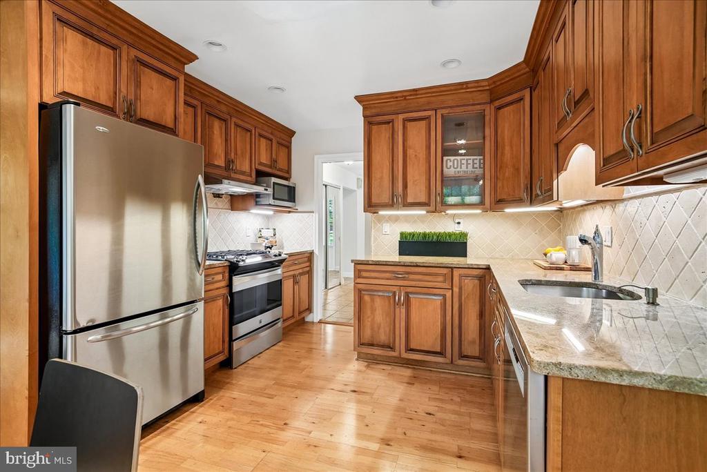 3215 AMBERLEY LANE