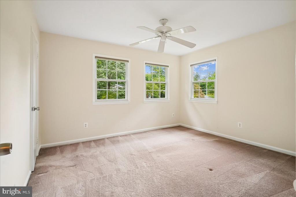 3215 AMBERLEY LANE