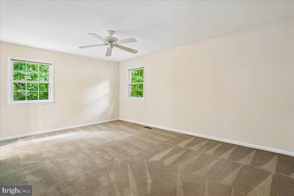 3215 AMBERLEY LANE