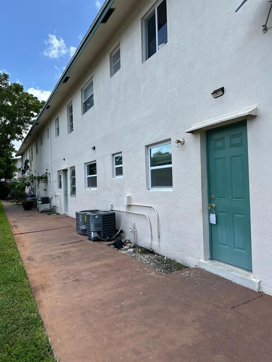 290 NE 40th Street 14