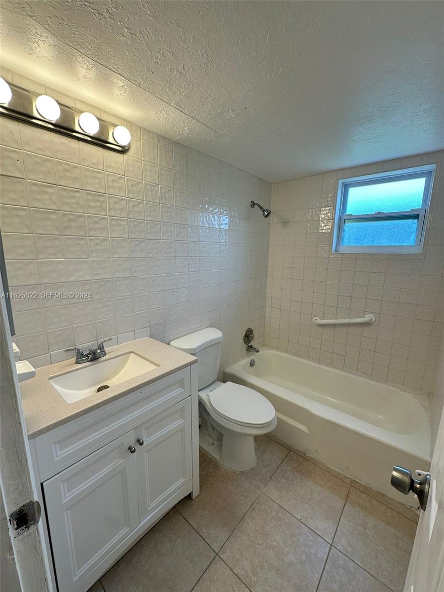 290 NE 40th Street 14