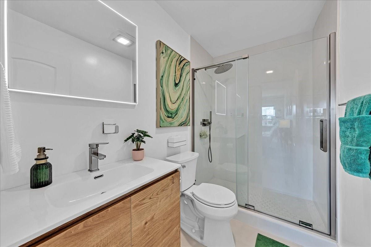 1332 Bayview Drive 405