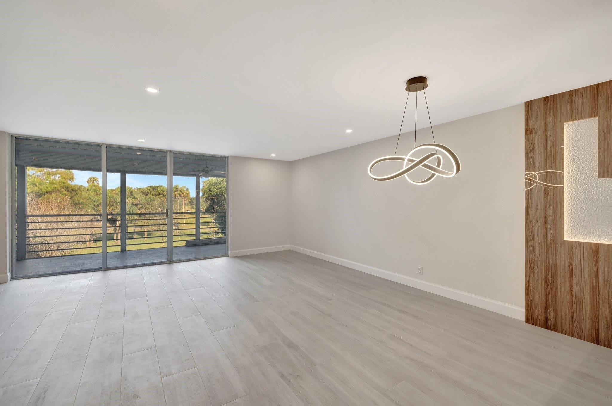 3960 Oaks Clubhouse Drive 305