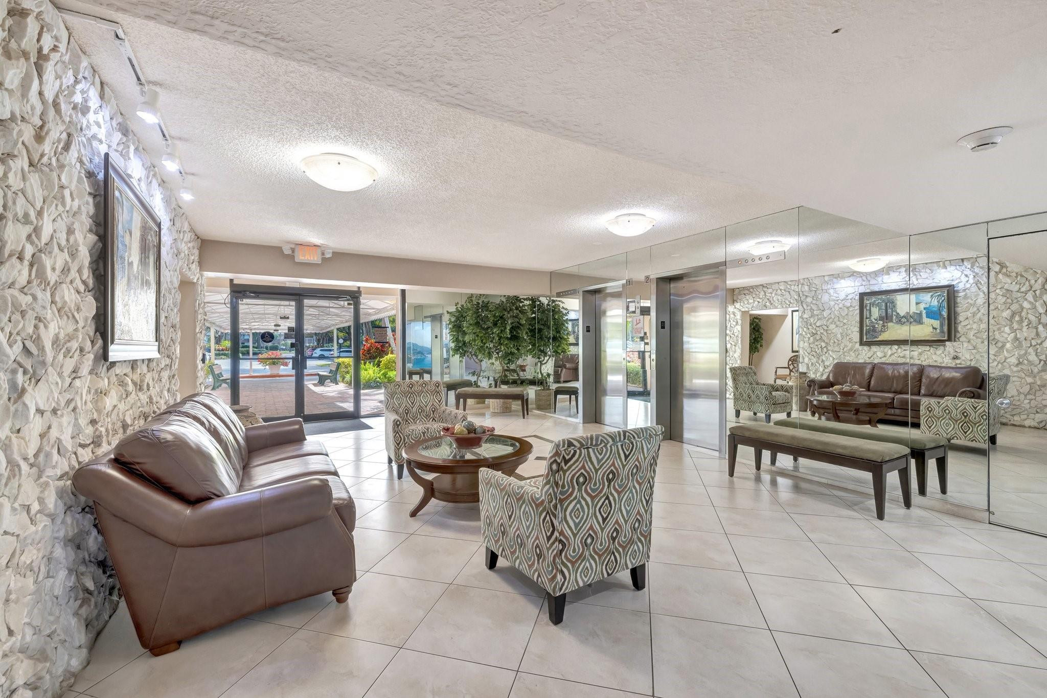 3960 Oaks Clubhouse Drive 305
