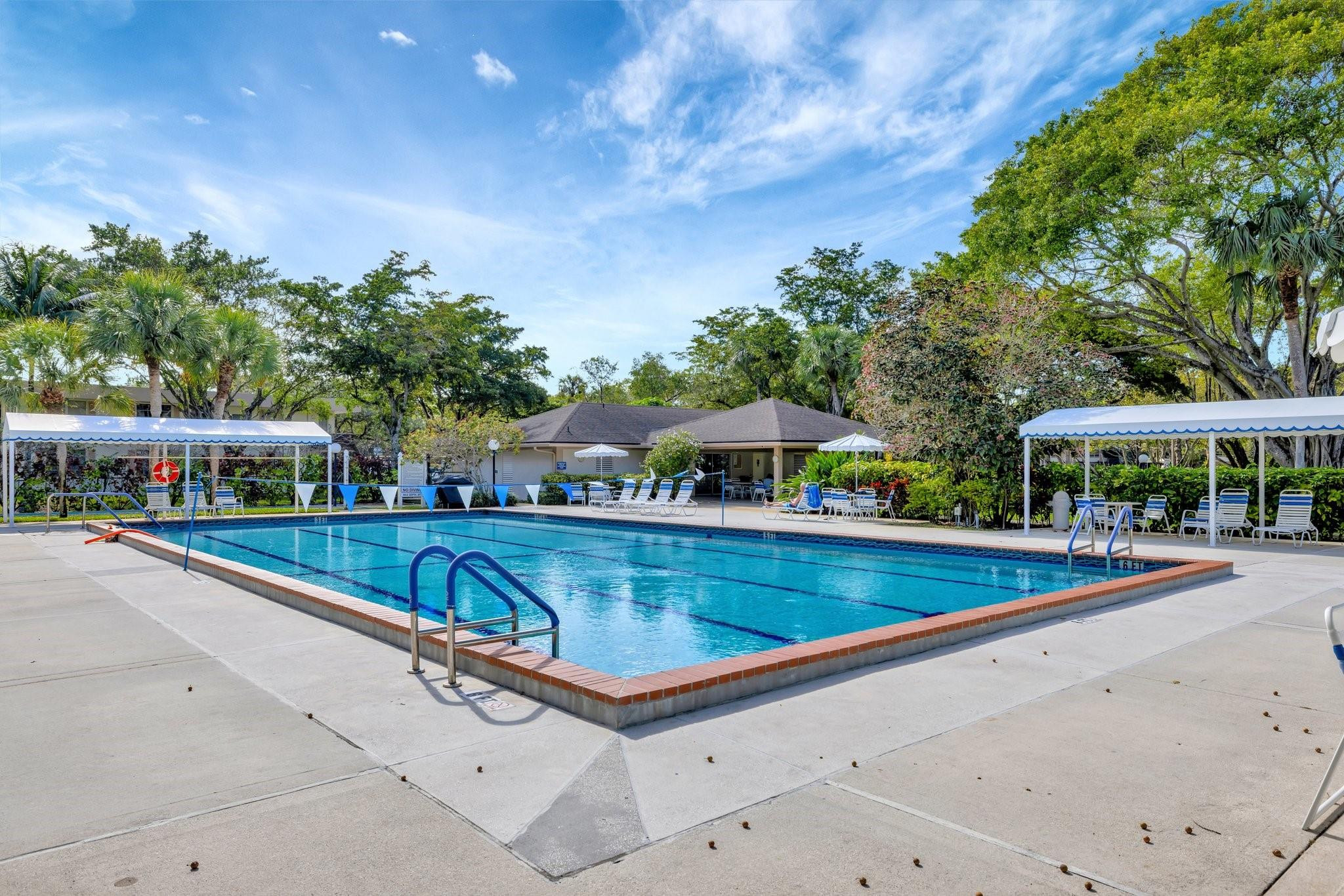 3960 Oaks Clubhouse Drive 305