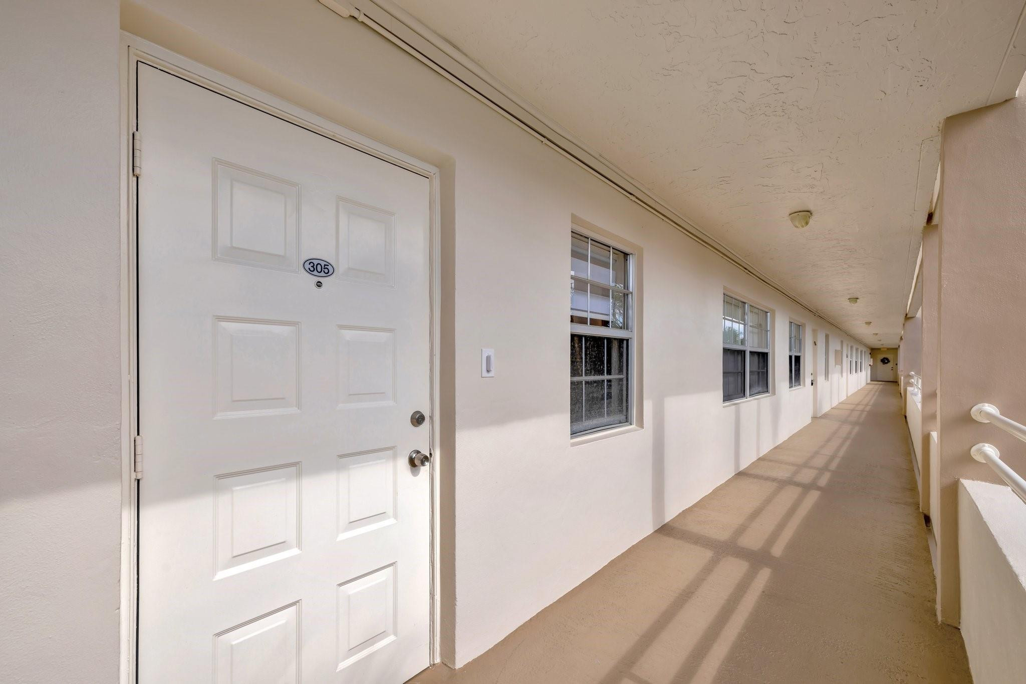 3960 Oaks Clubhouse Drive 305