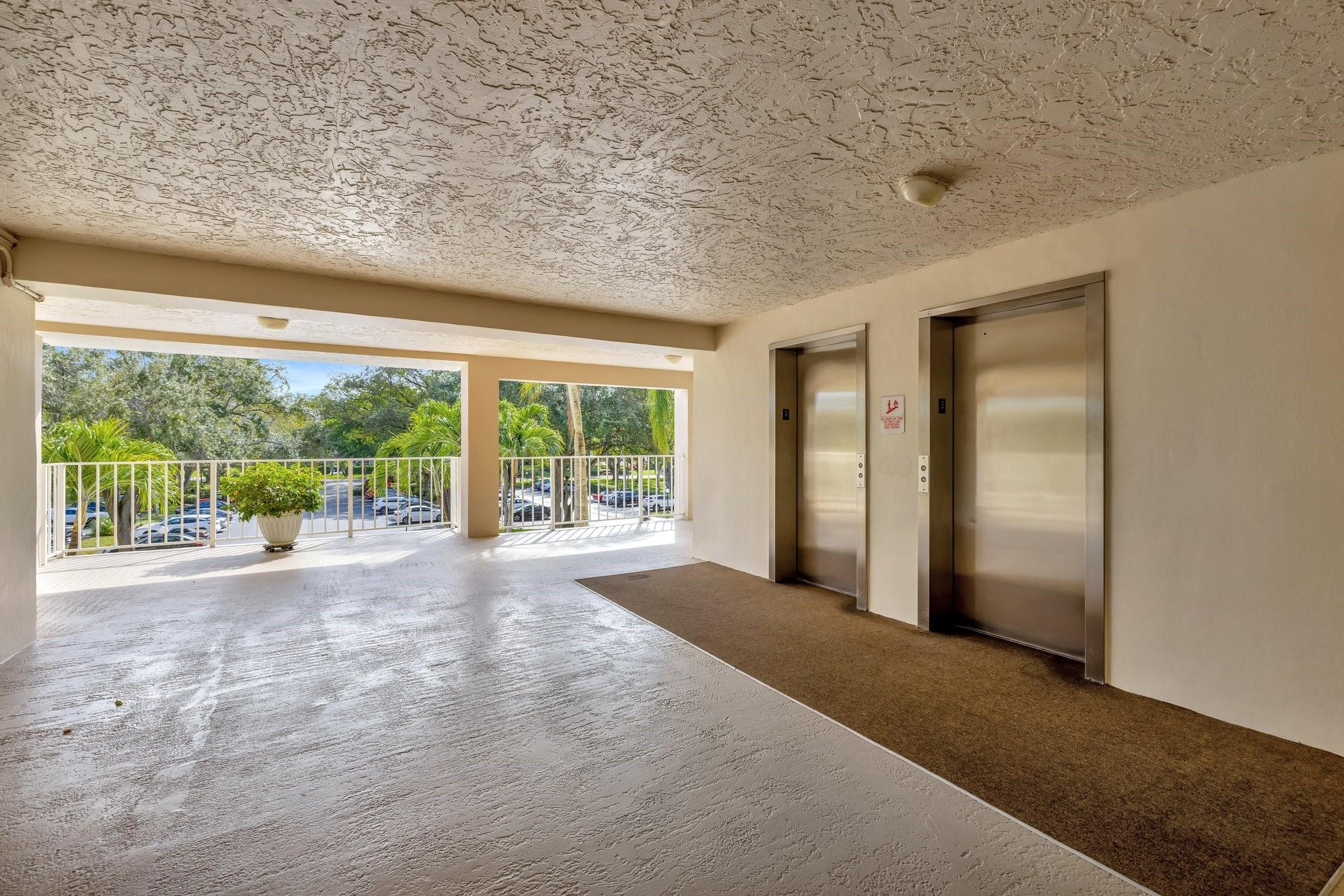 3960 Oaks Clubhouse Drive 305
