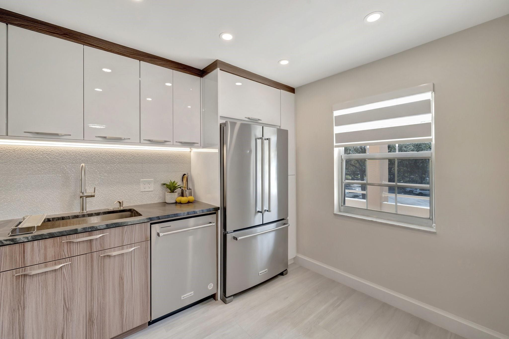 3960 Oaks Clubhouse Drive 305