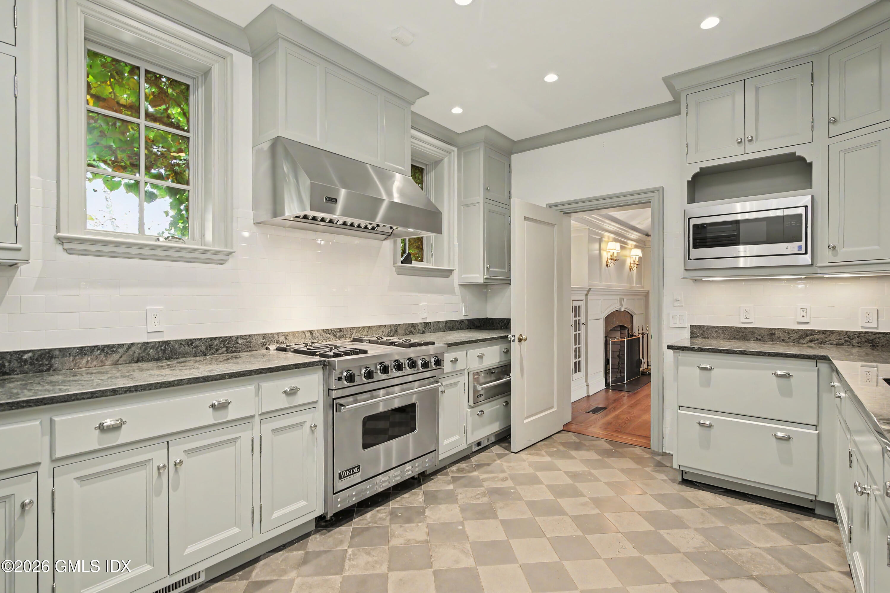 183 E Putnam Avenue Carriage House