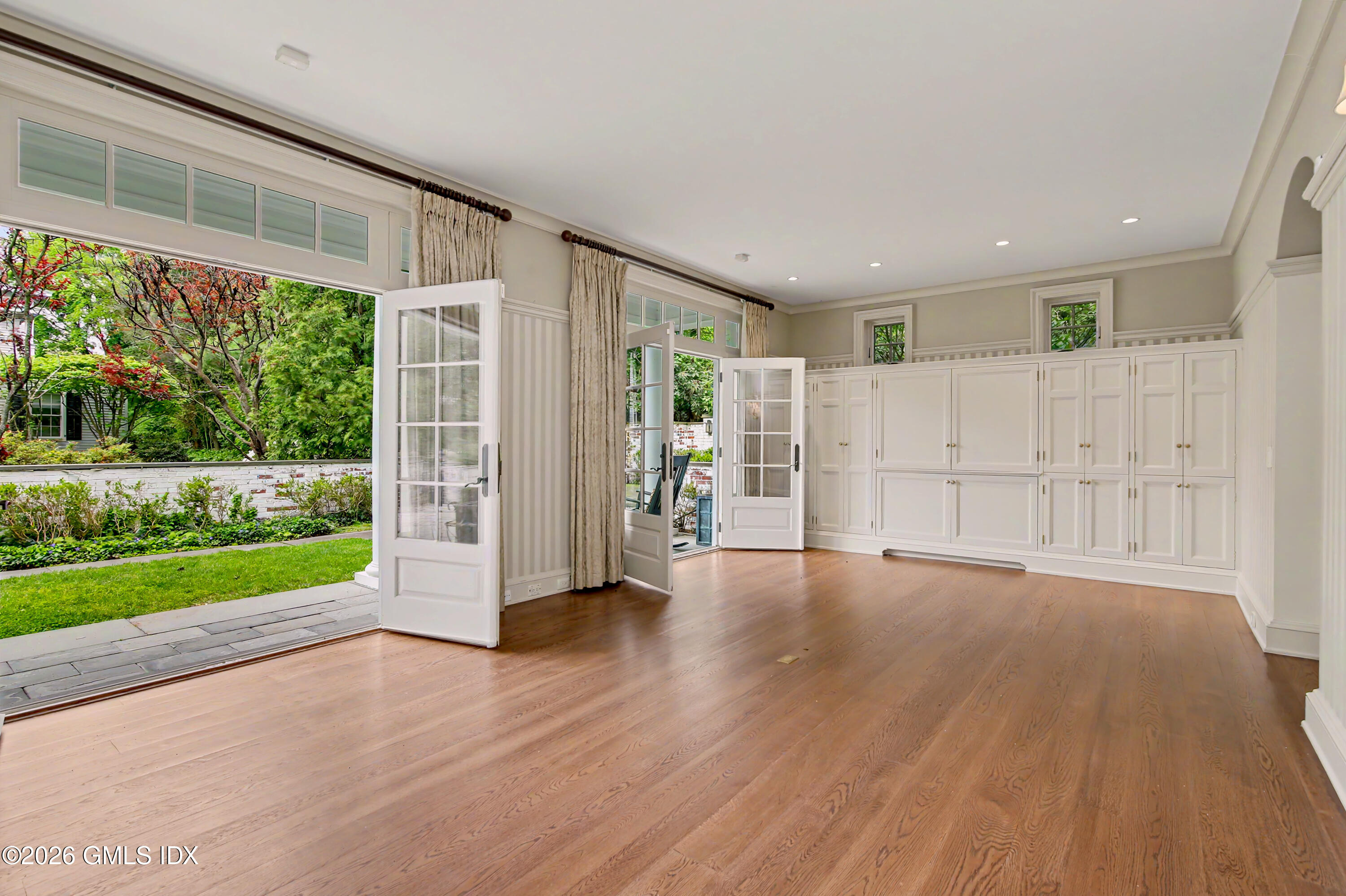183 E Putnam Avenue Carriage House