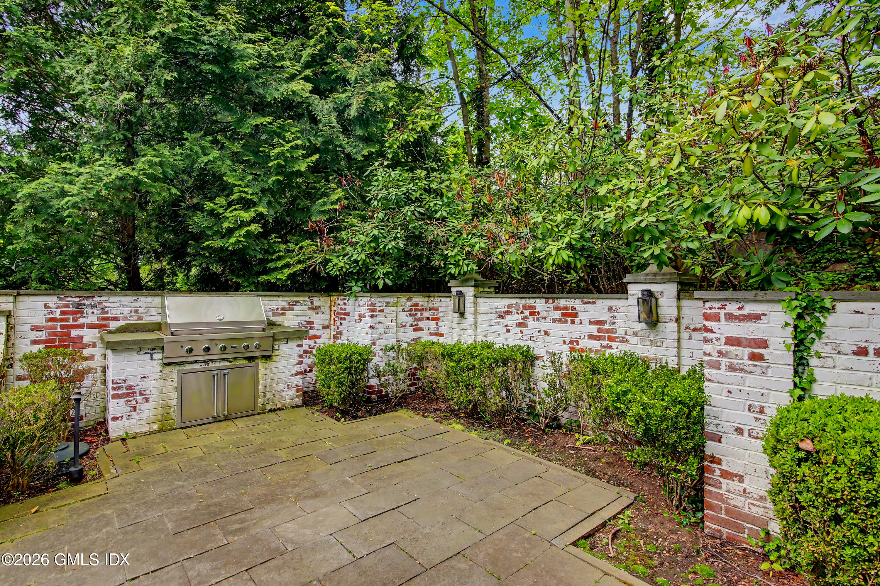 183 E Putnam Avenue Carriage House