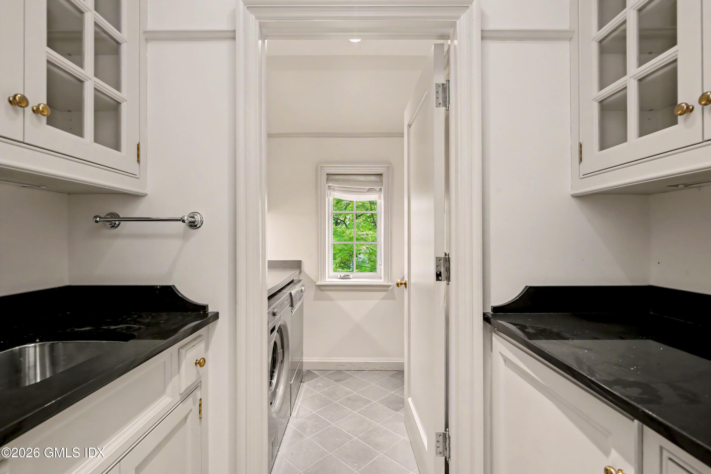 183 E Putnam Avenue Carriage House
