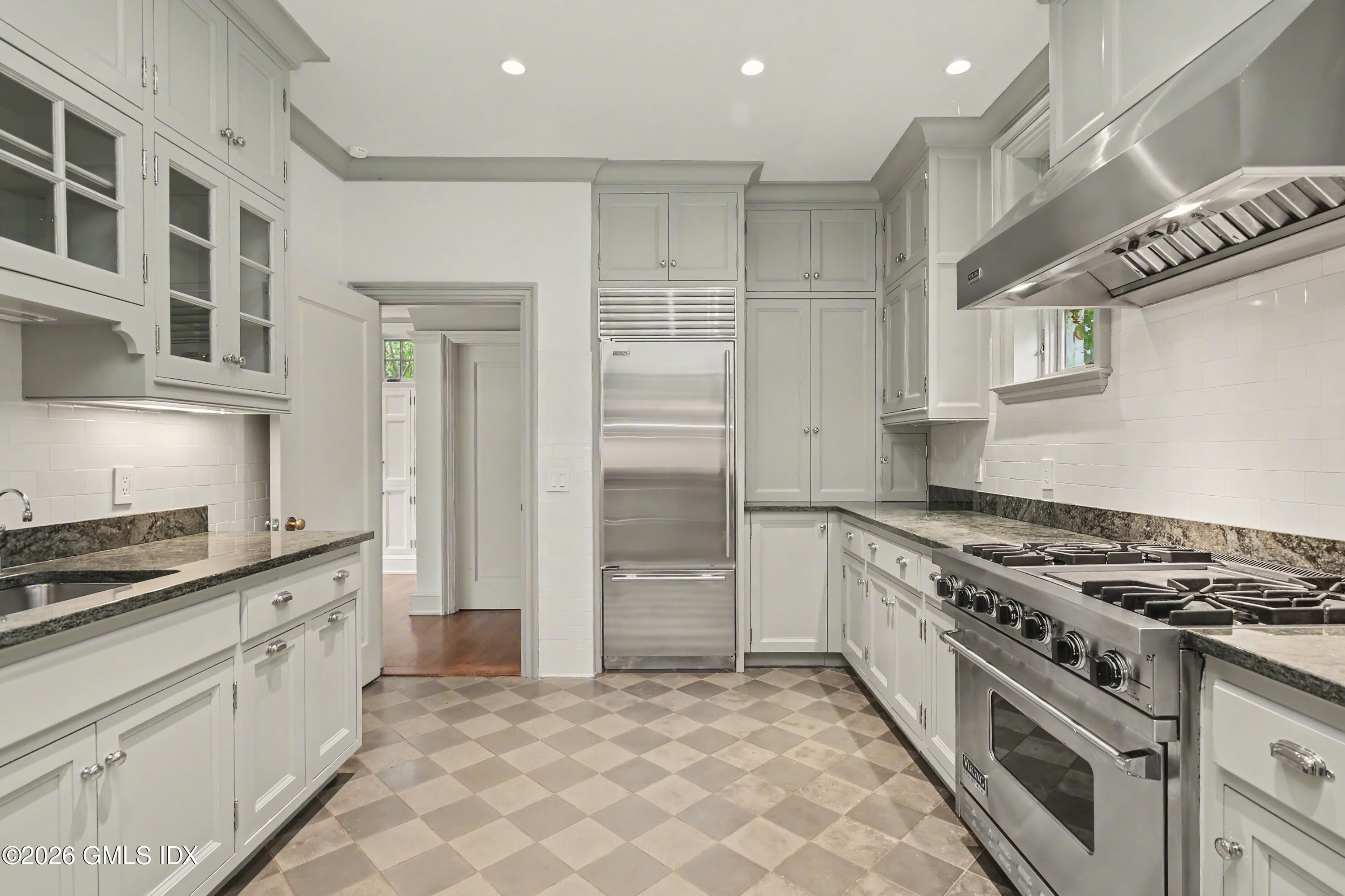 183 E Putnam Avenue Carriage House