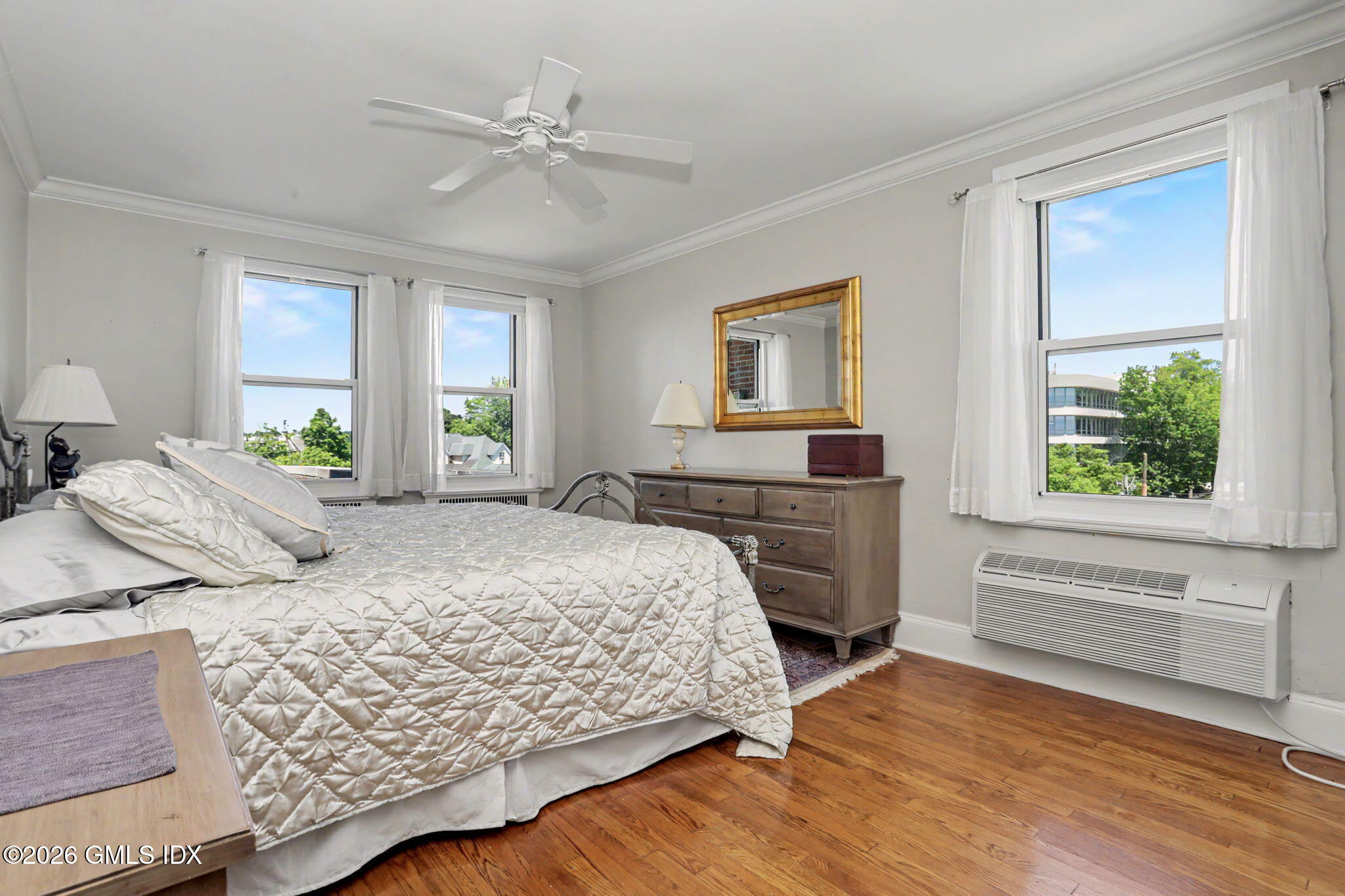 25 W Elm Street 60