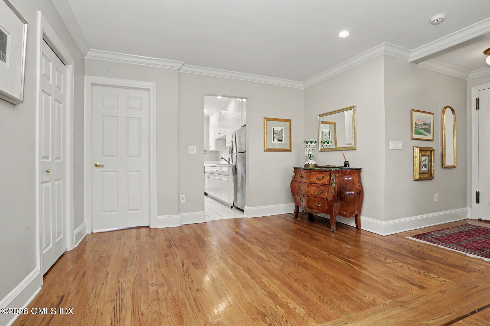 25 W Elm Street 60