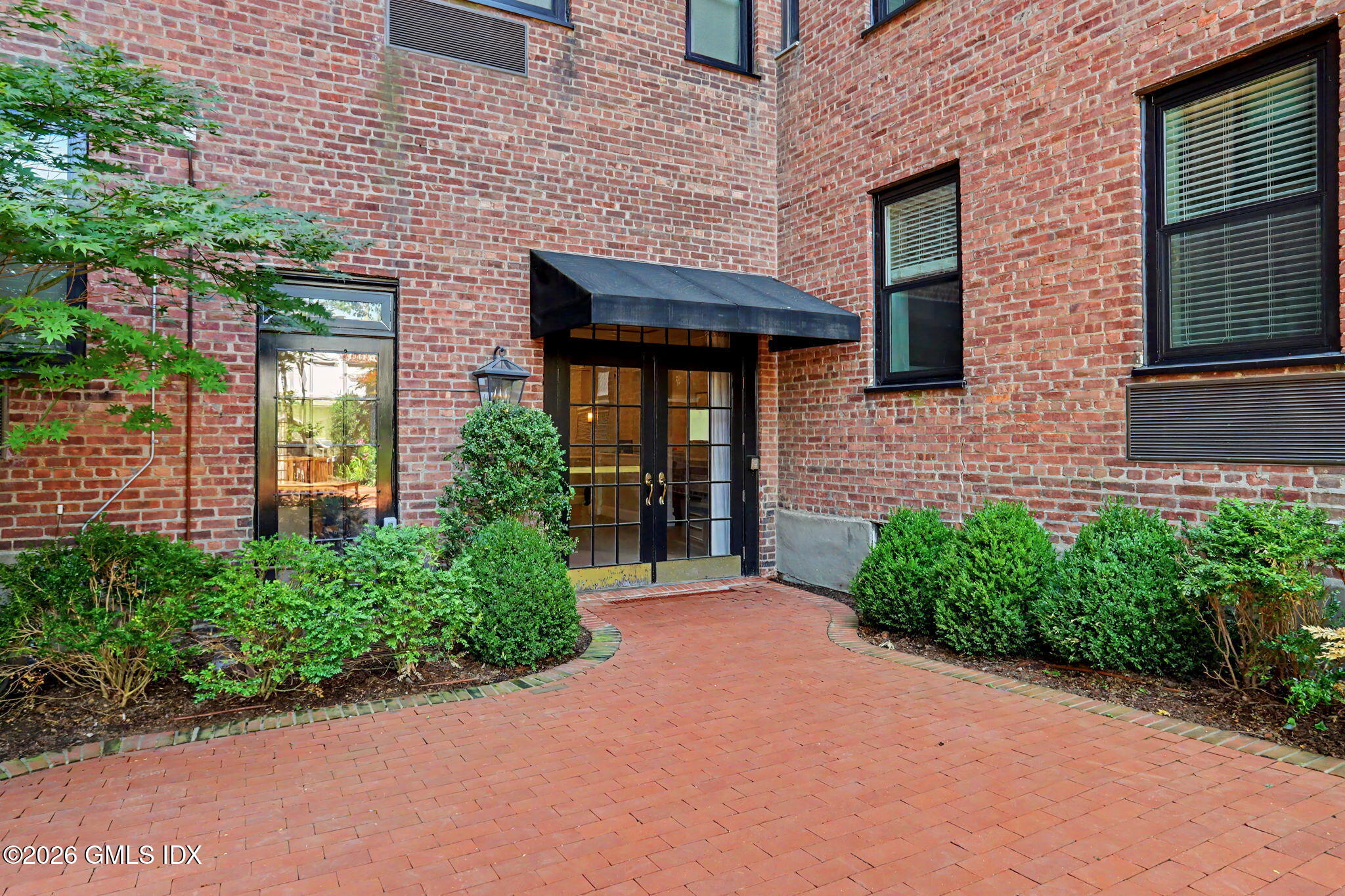 25 W Elm Street 60