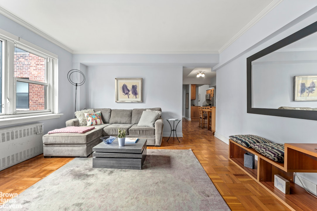 11 RIVERSIDE Drive 11AW