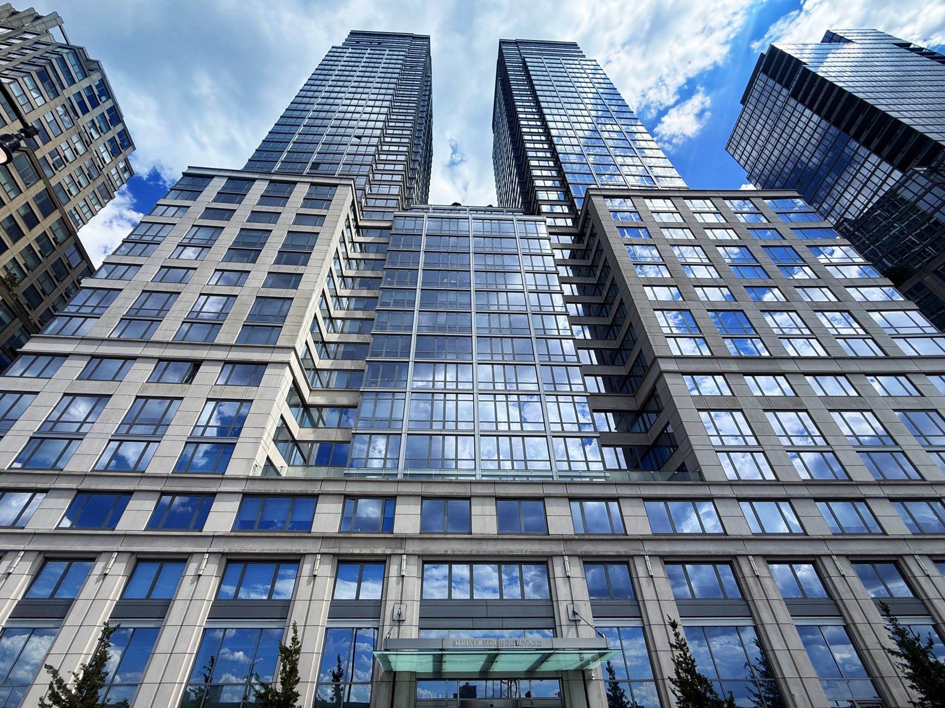 80 RIVERSIDE Boulevard 19B