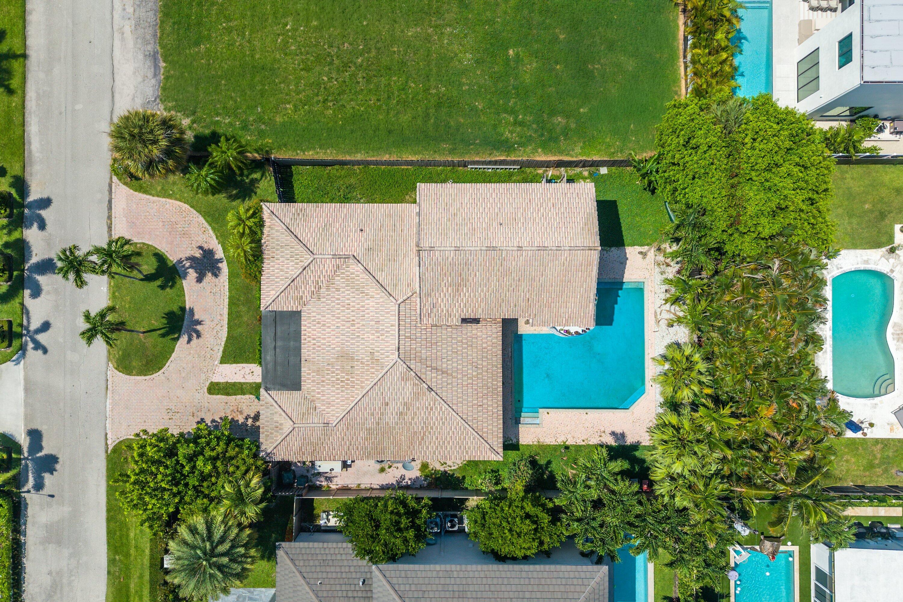 299 NE Wavecrest Court