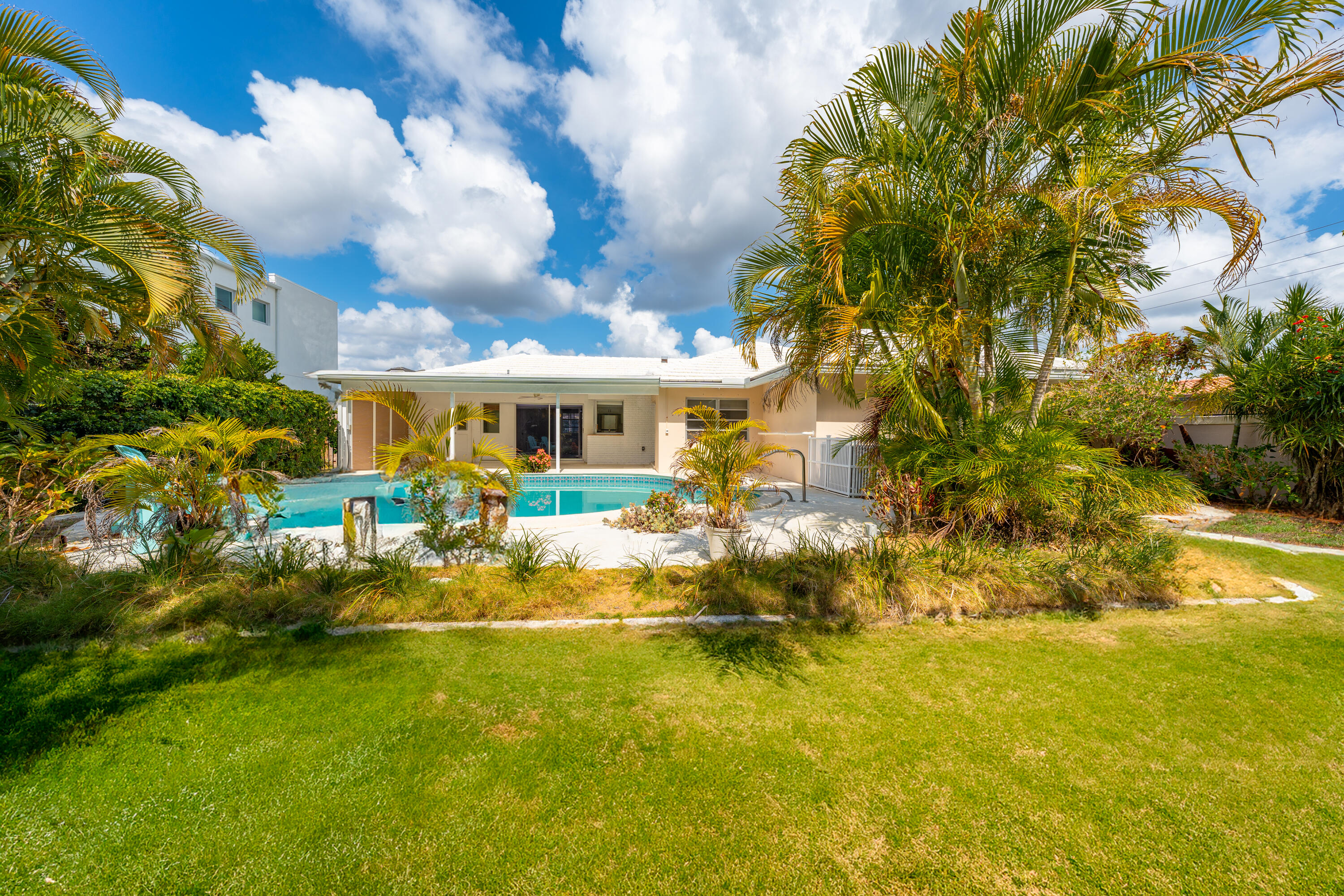 366 NE Wavecrest Court