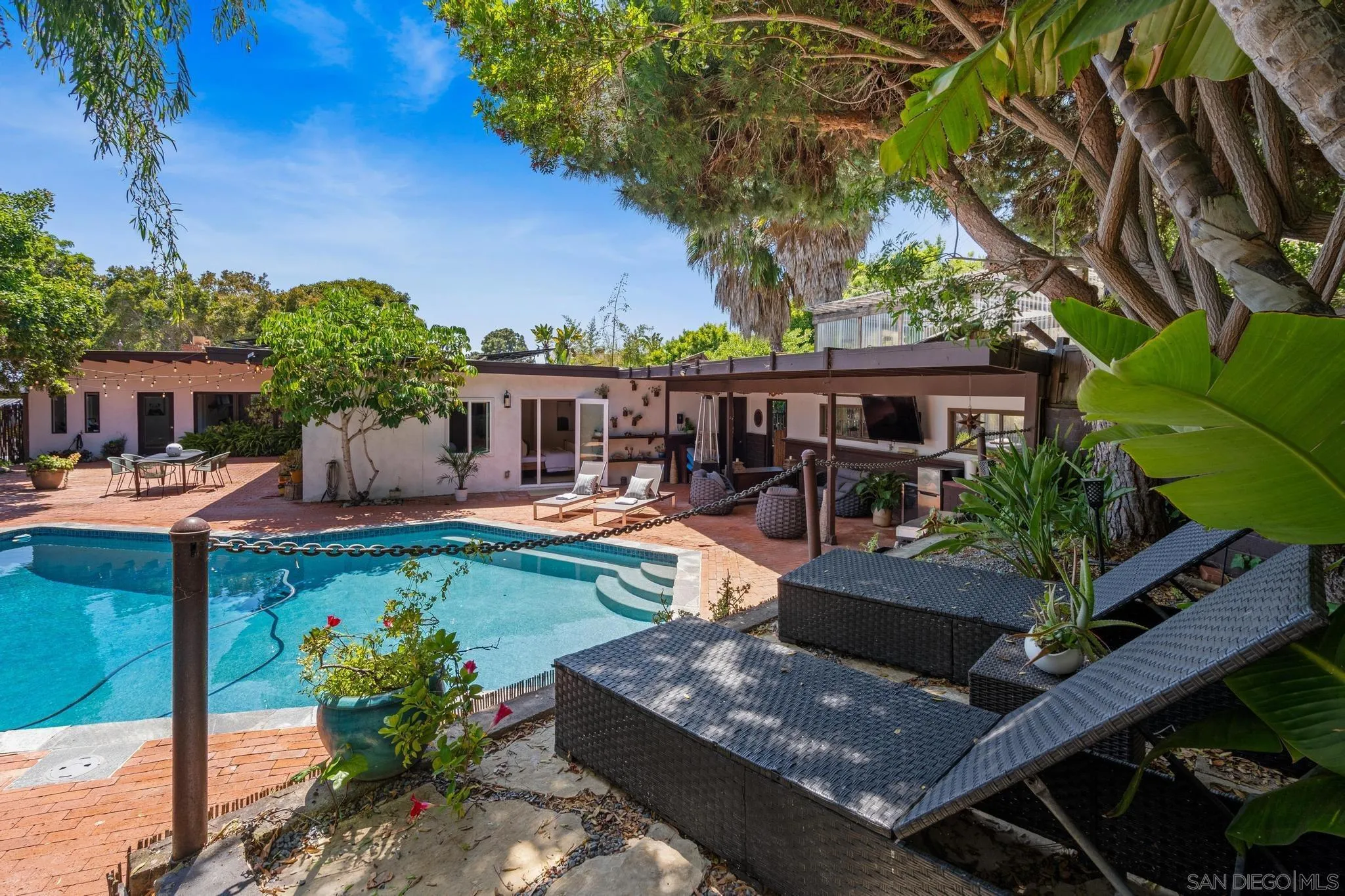 5591 Linda Rosa Ave