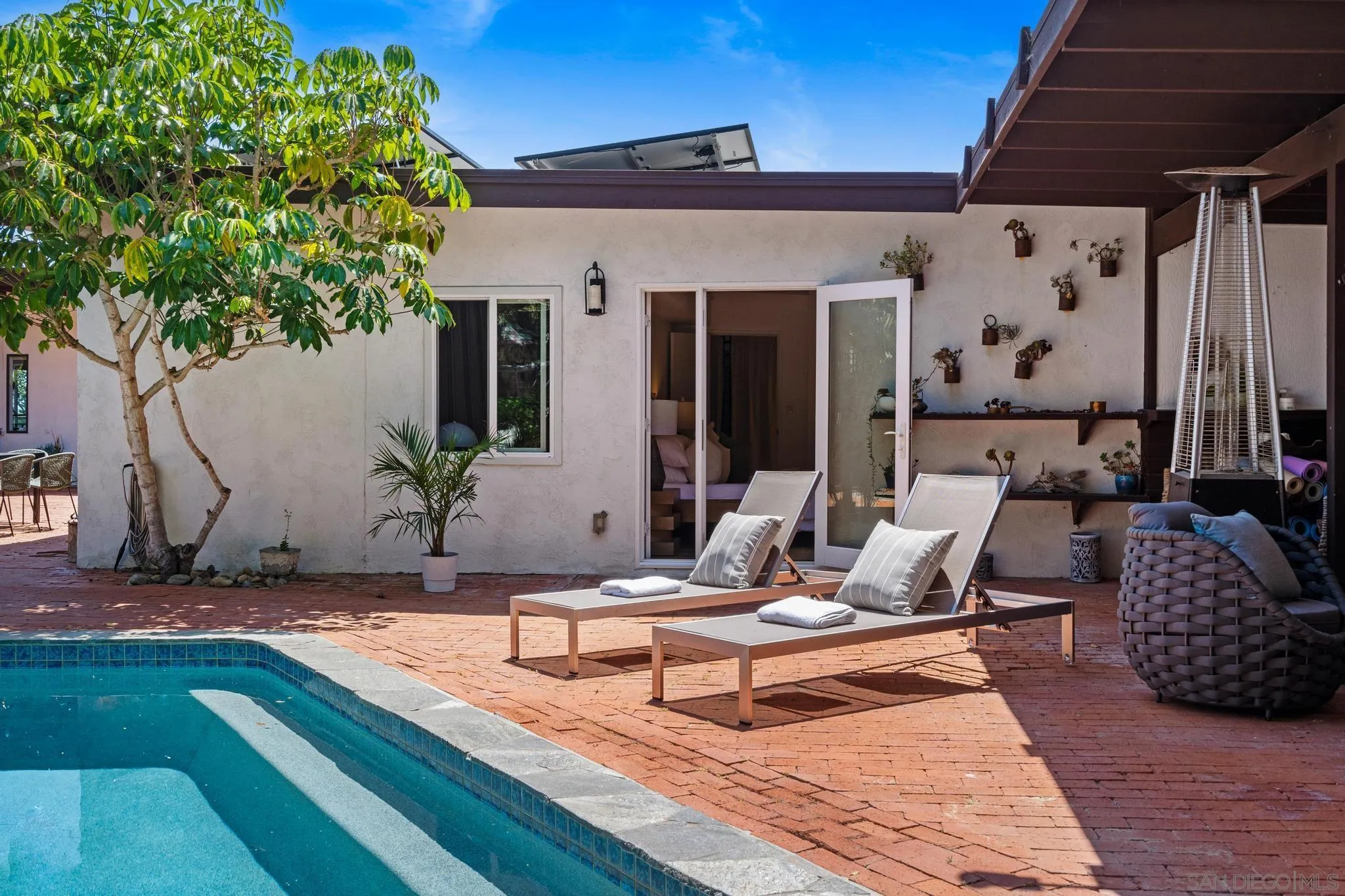 5591 Linda Rosa Ave