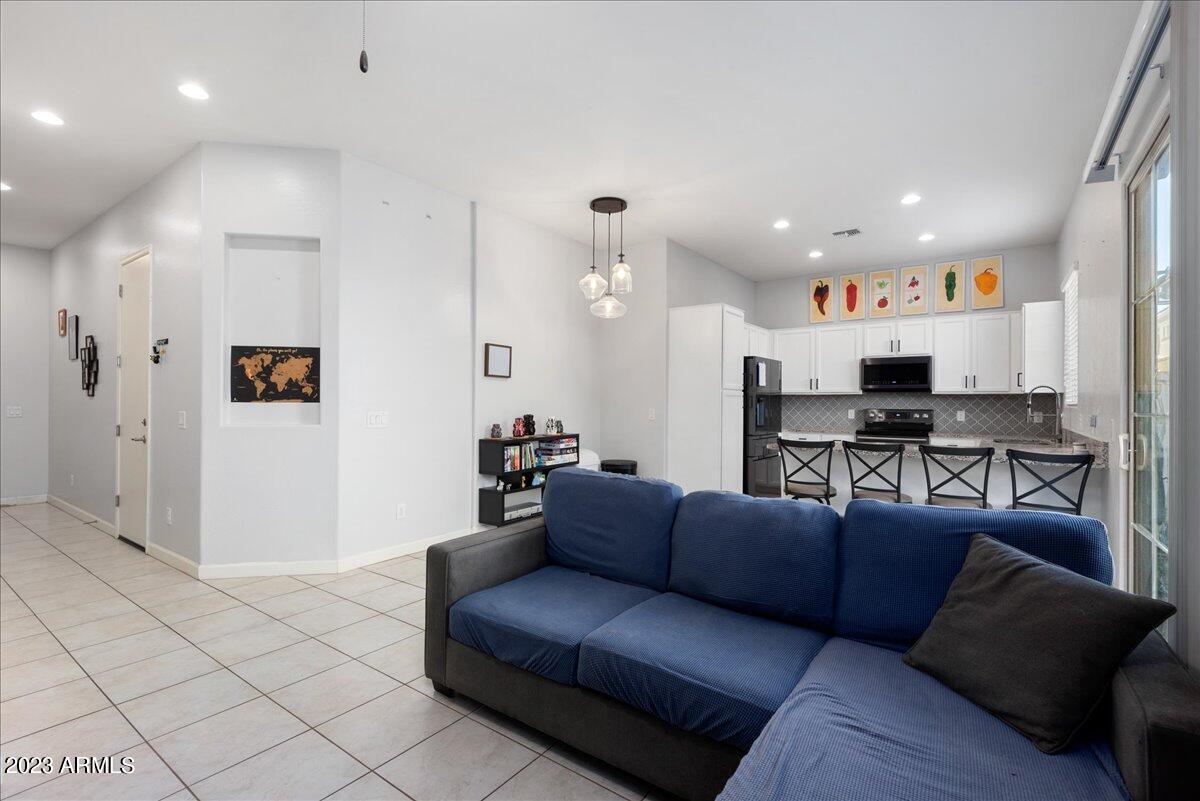 1367 S COUNTRY CLUB Drive, 1089