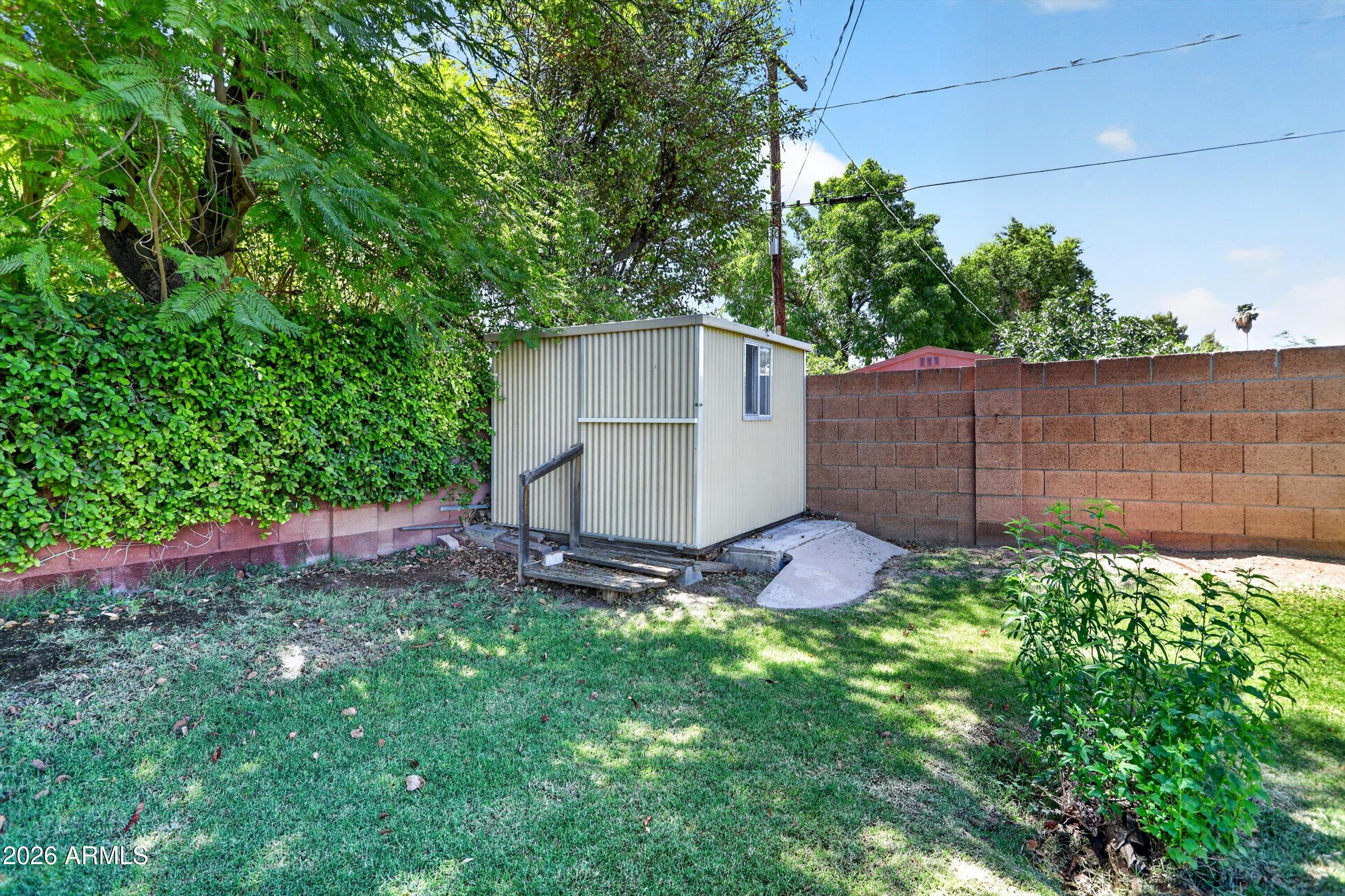 4633 E LEWIS Avenue