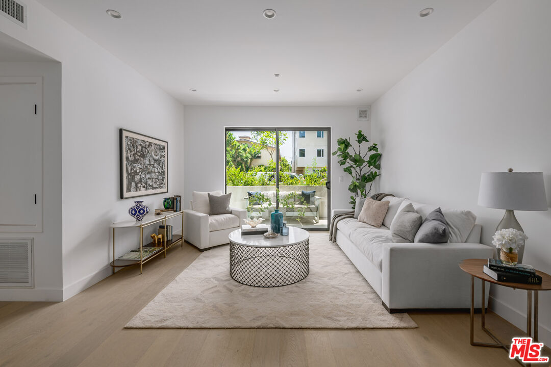 1123 S Shenandoah St Unit: 402