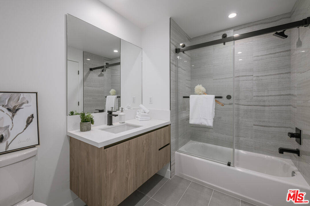 1123 S Shenandoah St Unit: 402