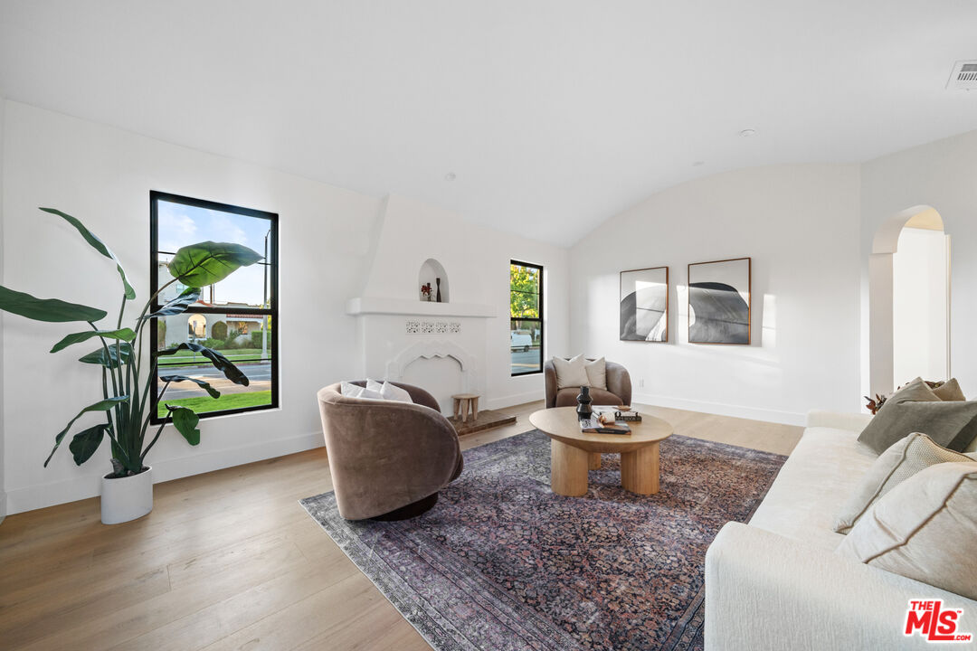 1600 S Crescent Heights Blvd