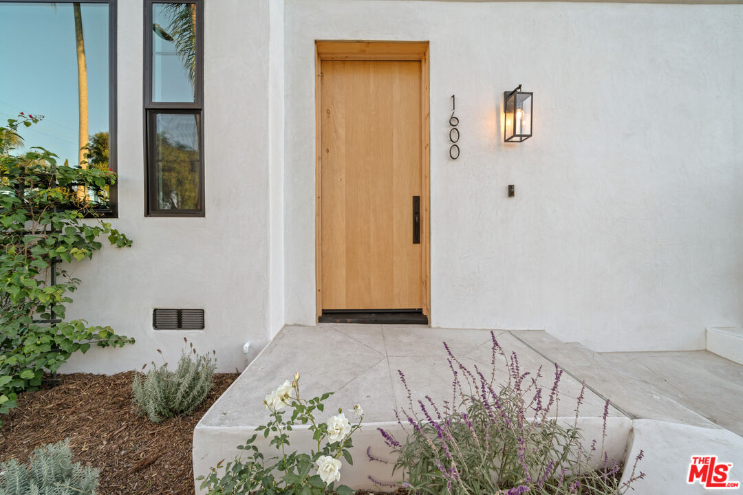 1600 S Crescent Heights Blvd