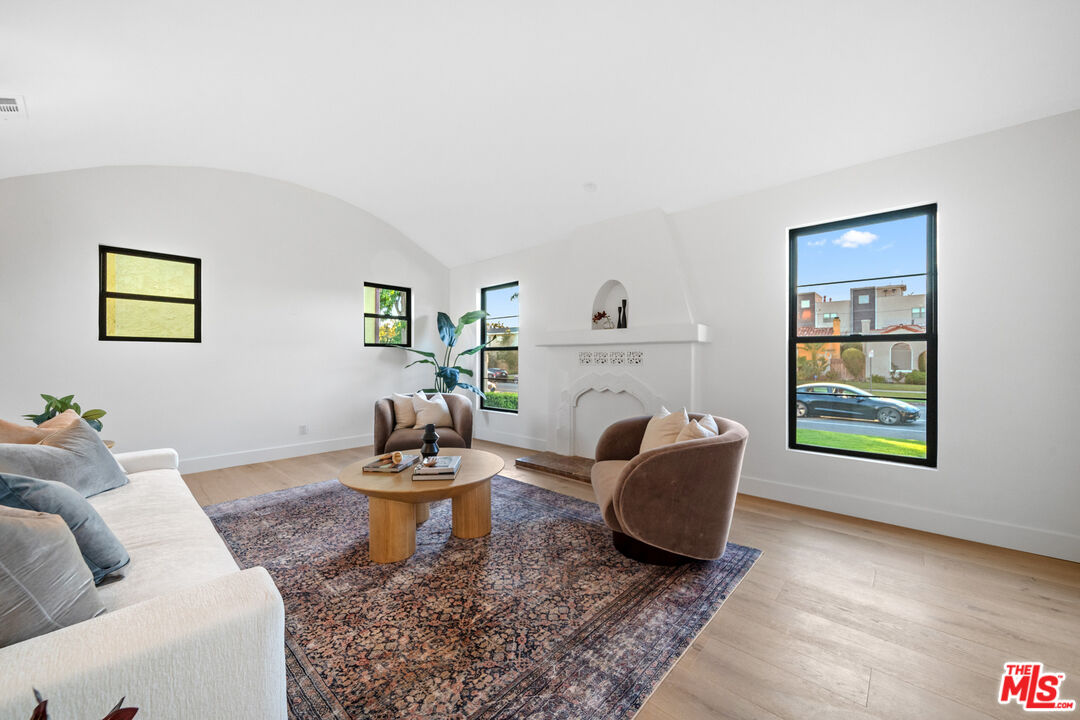 1600 S Crescent Heights Blvd