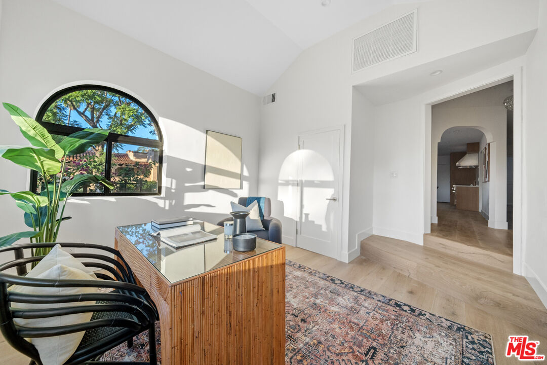 1600 S Crescent Heights Blvd