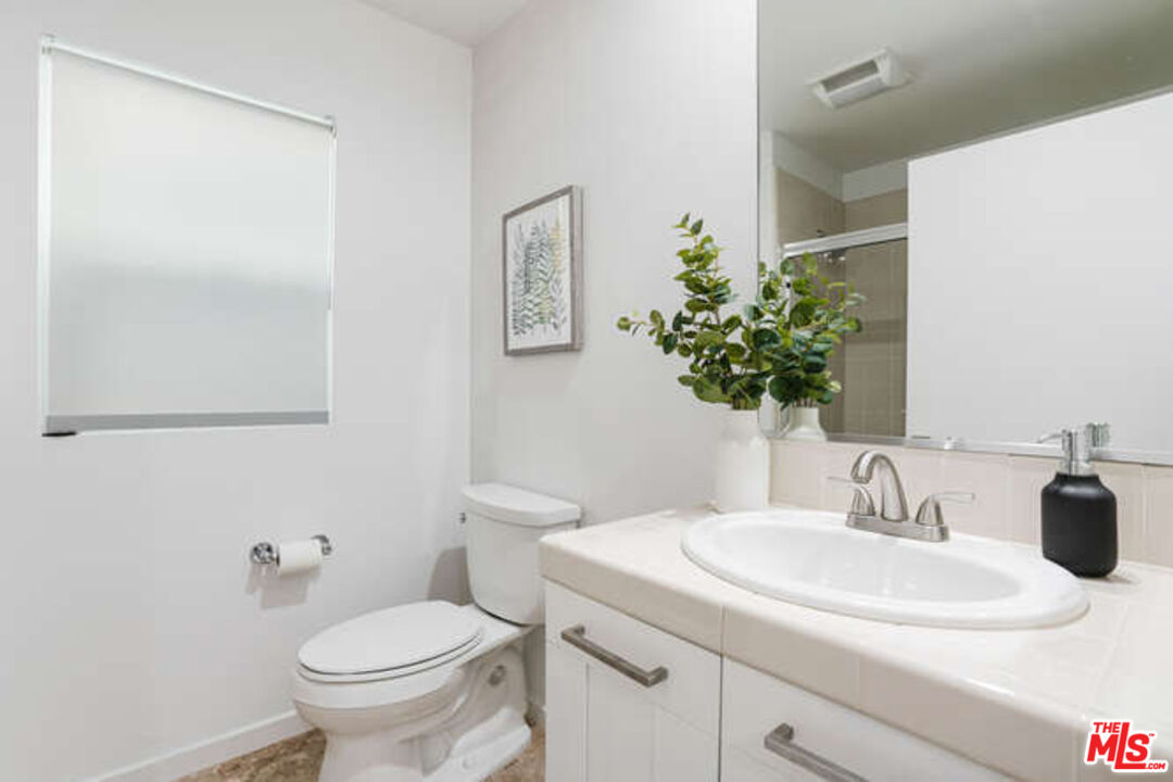 6582 Para Way Unit: 20