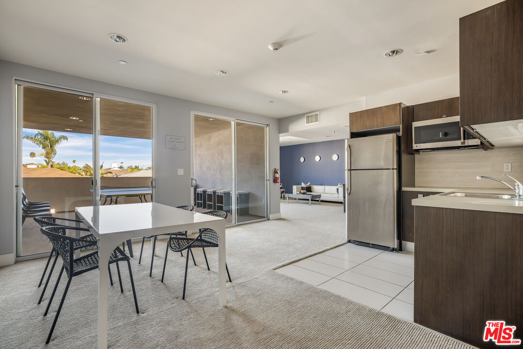 118 N Kings Rd Unit: PH3