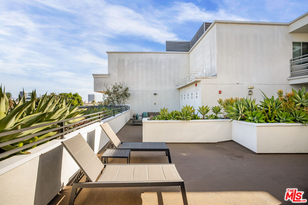 118 N Kings Rd Unit: PH3