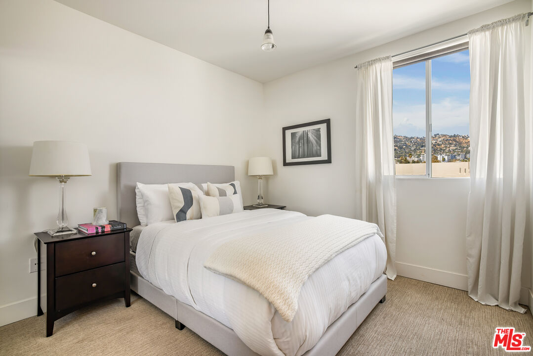 118 N Kings Rd Unit: PH3