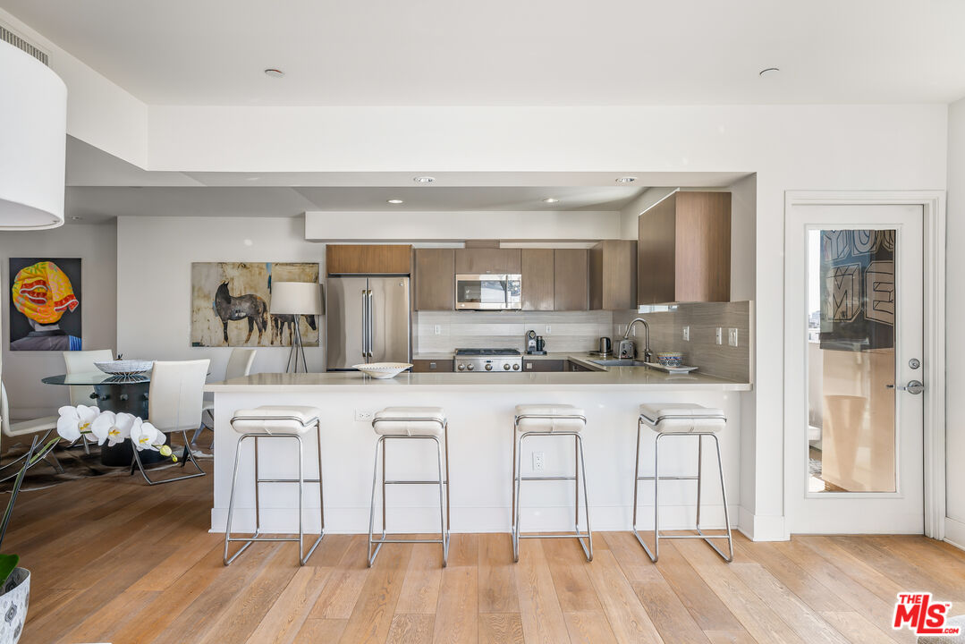 118 N Kings Rd Unit: PH3