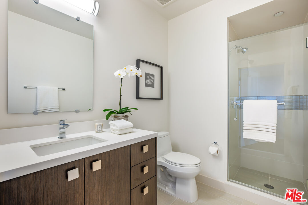 118 N Kings Rd Unit: PH3