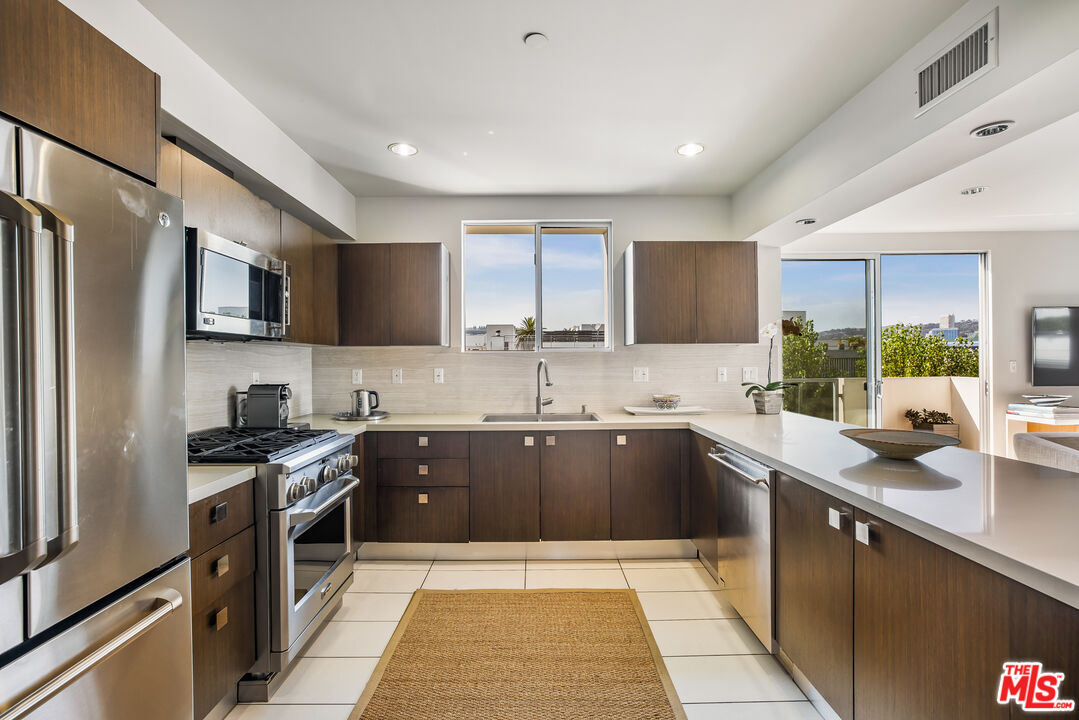 118 N Kings Rd Unit: PH3